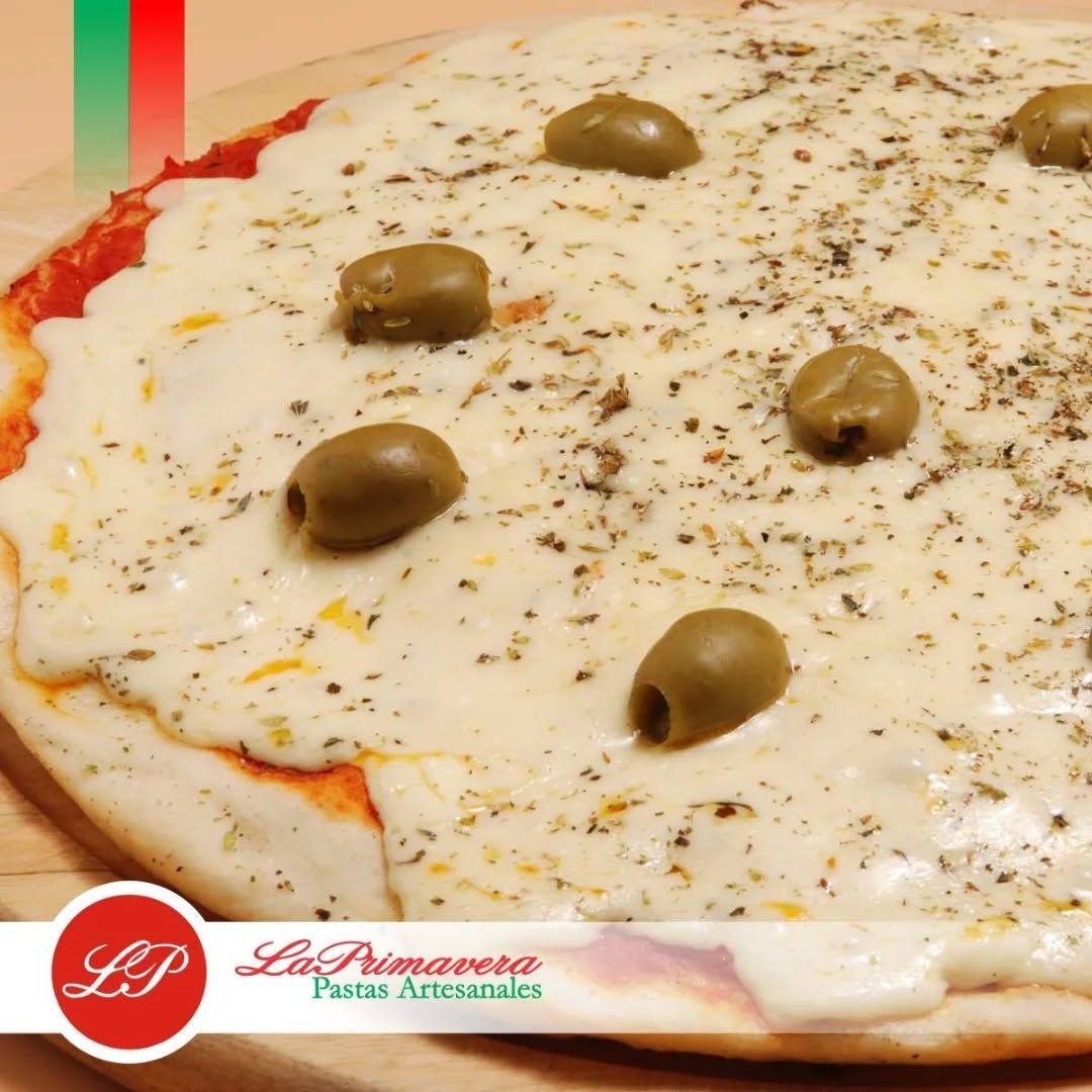 Pizza topped with cheese, olives, and herbs. Label: La Primavera Pastas Artesanales.