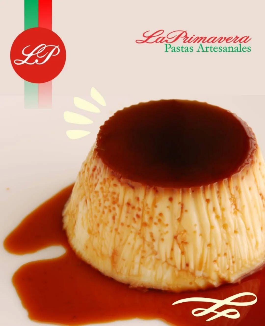 Postre flan con salsa de caramelo, plato blanco y logo.