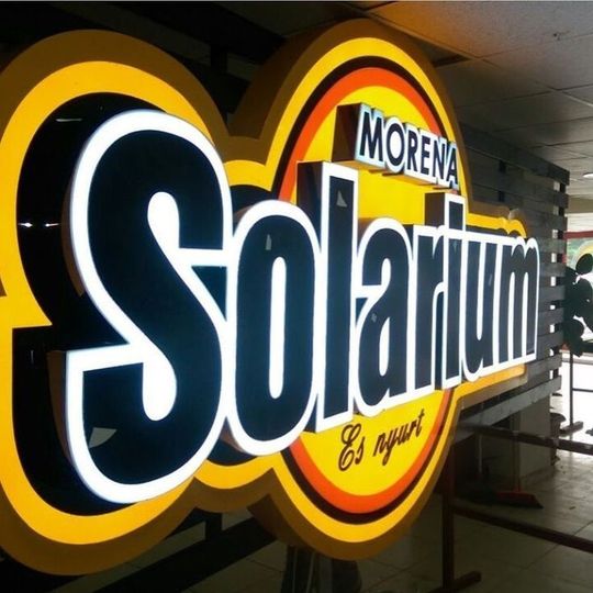 Instalación profesional de gran formato en fachada comercial