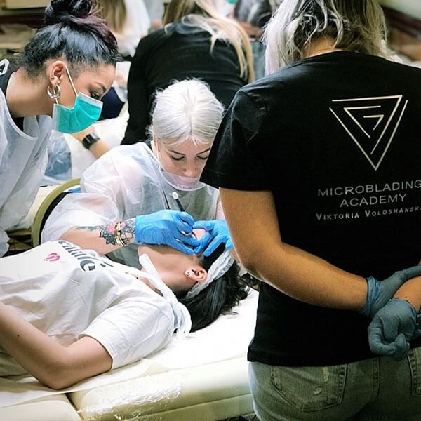 Dimostrazione in aula di Viktoria Voloshanska al corso di microblading a Roma e Milano