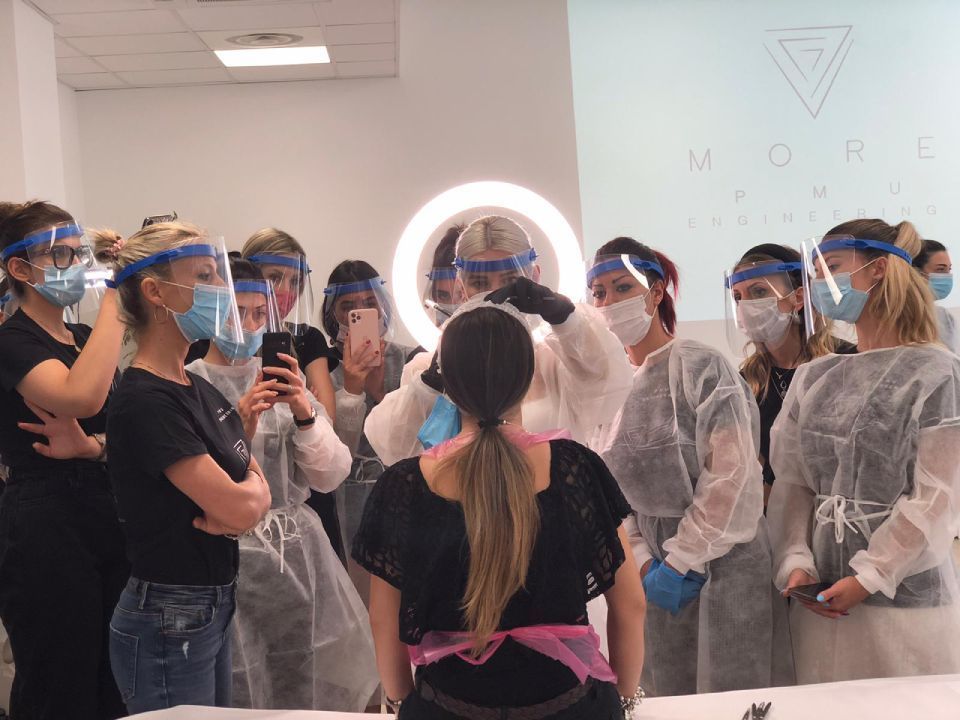 Dimostrazione tecnica alle studentesse di Viktoria Voloshanska al corso di microblading a Roma e Milano