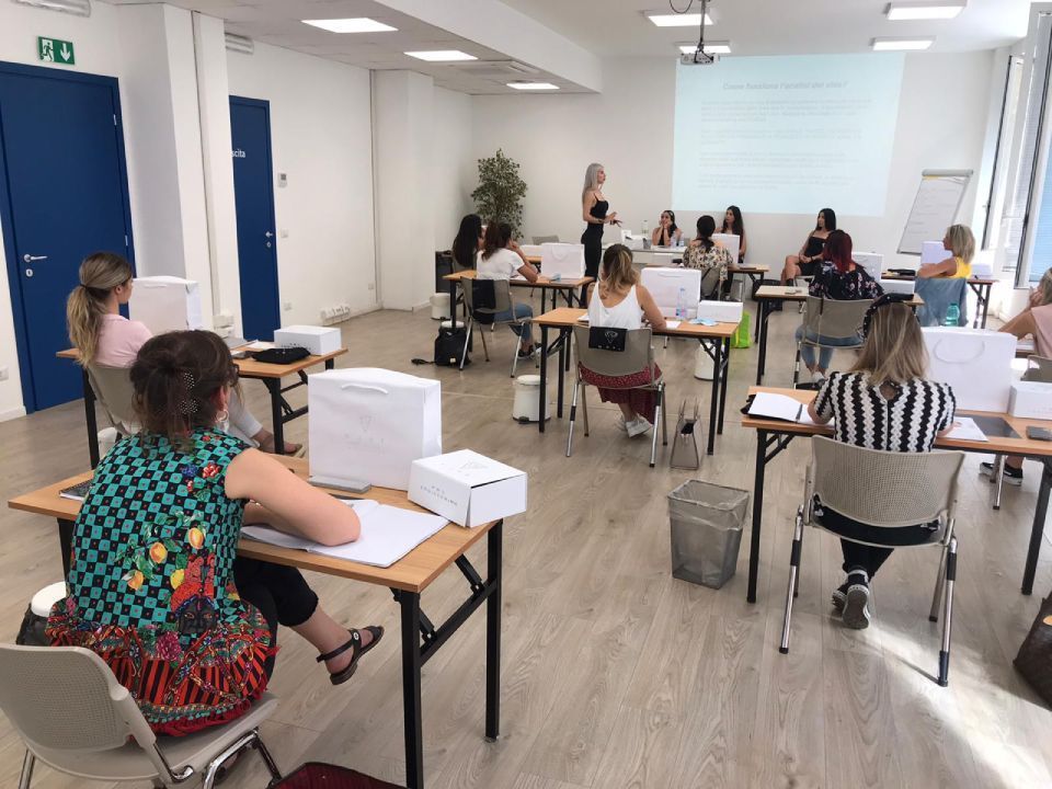 Studenti alla lezione di microblading del corso di Viktoria Voloshanska a Roma e Milano