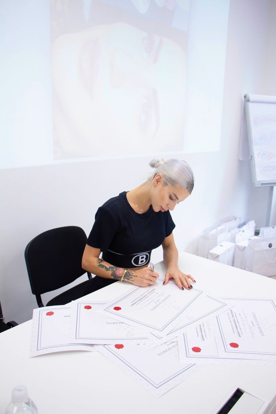 Viktoria Voloshanska alle lezioni frontali del corso di microblading a Roma e Milano