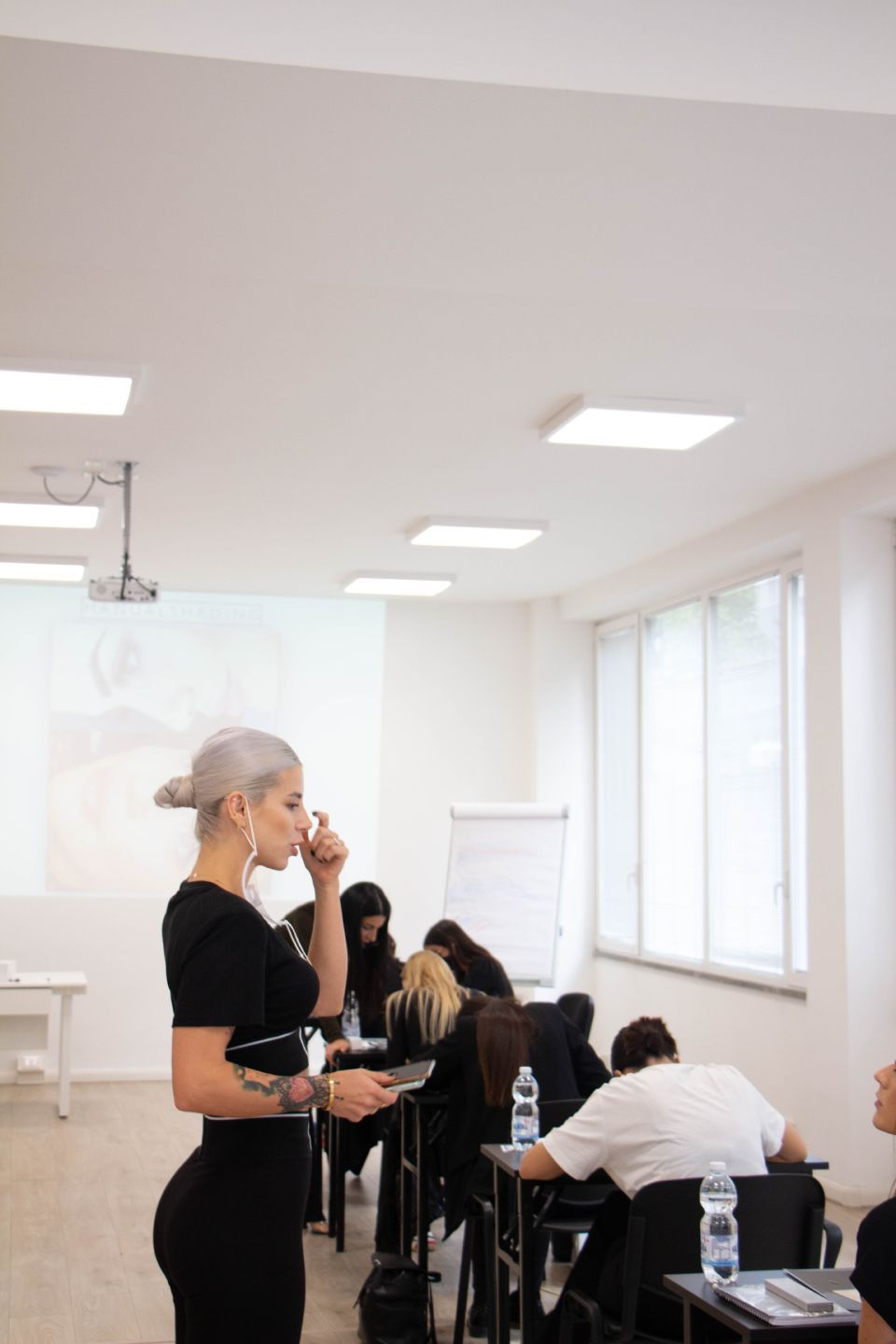 Lezione in aula di Viktoria Voloshanska al corso di microblading a Roma e Milano