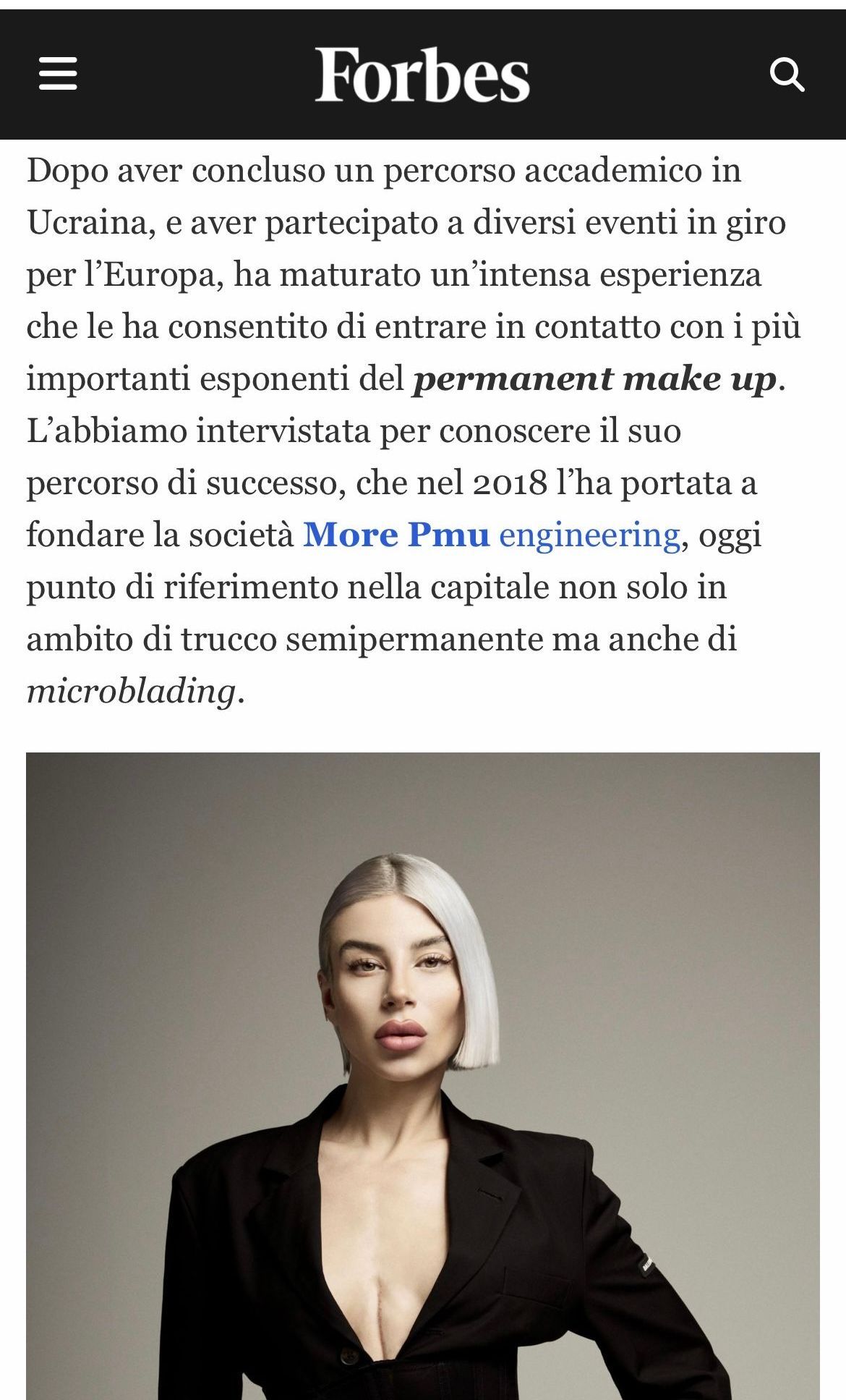 Pagina di un articolo di Forbes con un ritratto in bianco e nero di una donna bionda con un blazer nero.
