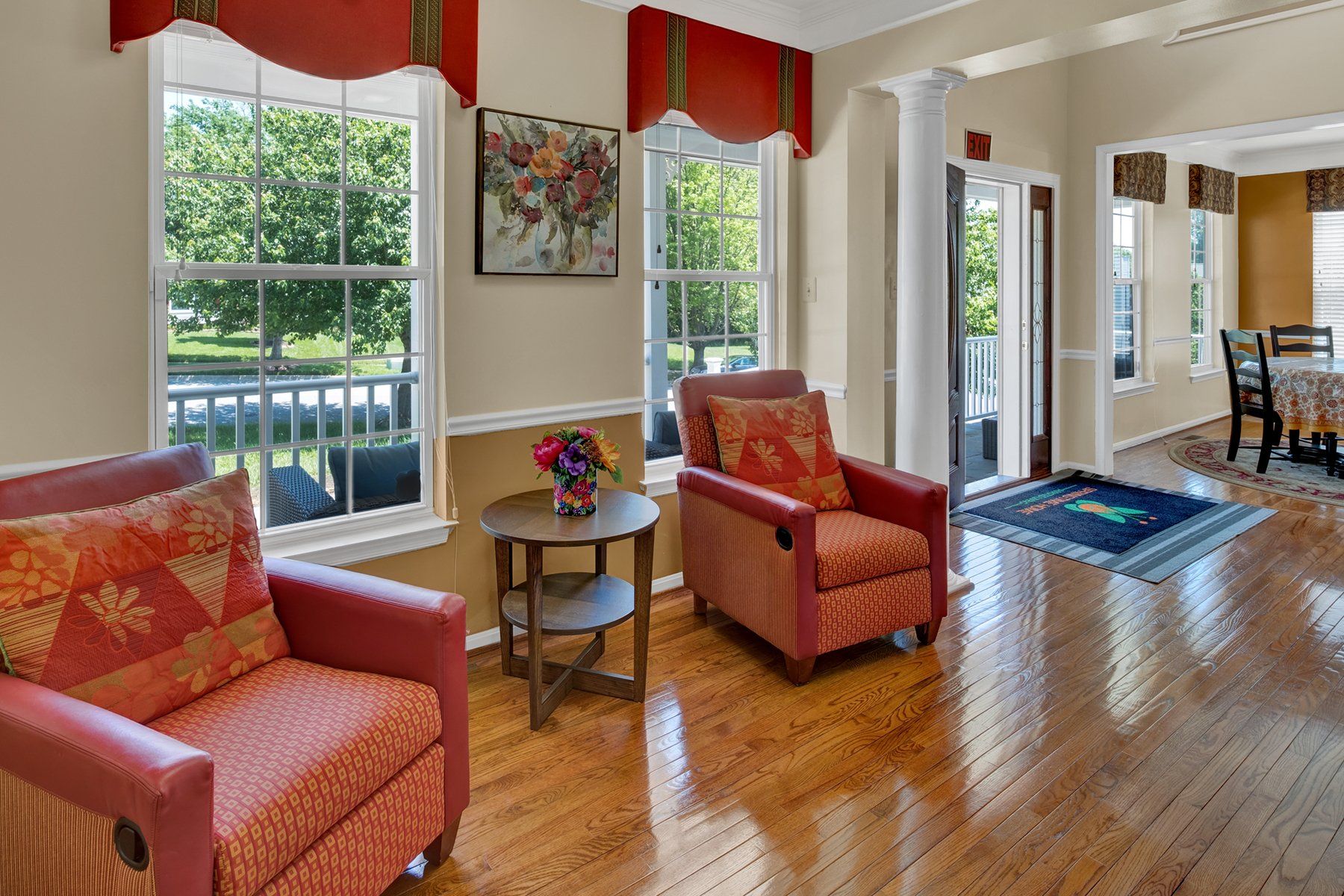 There are two chairs and a table in the living room.