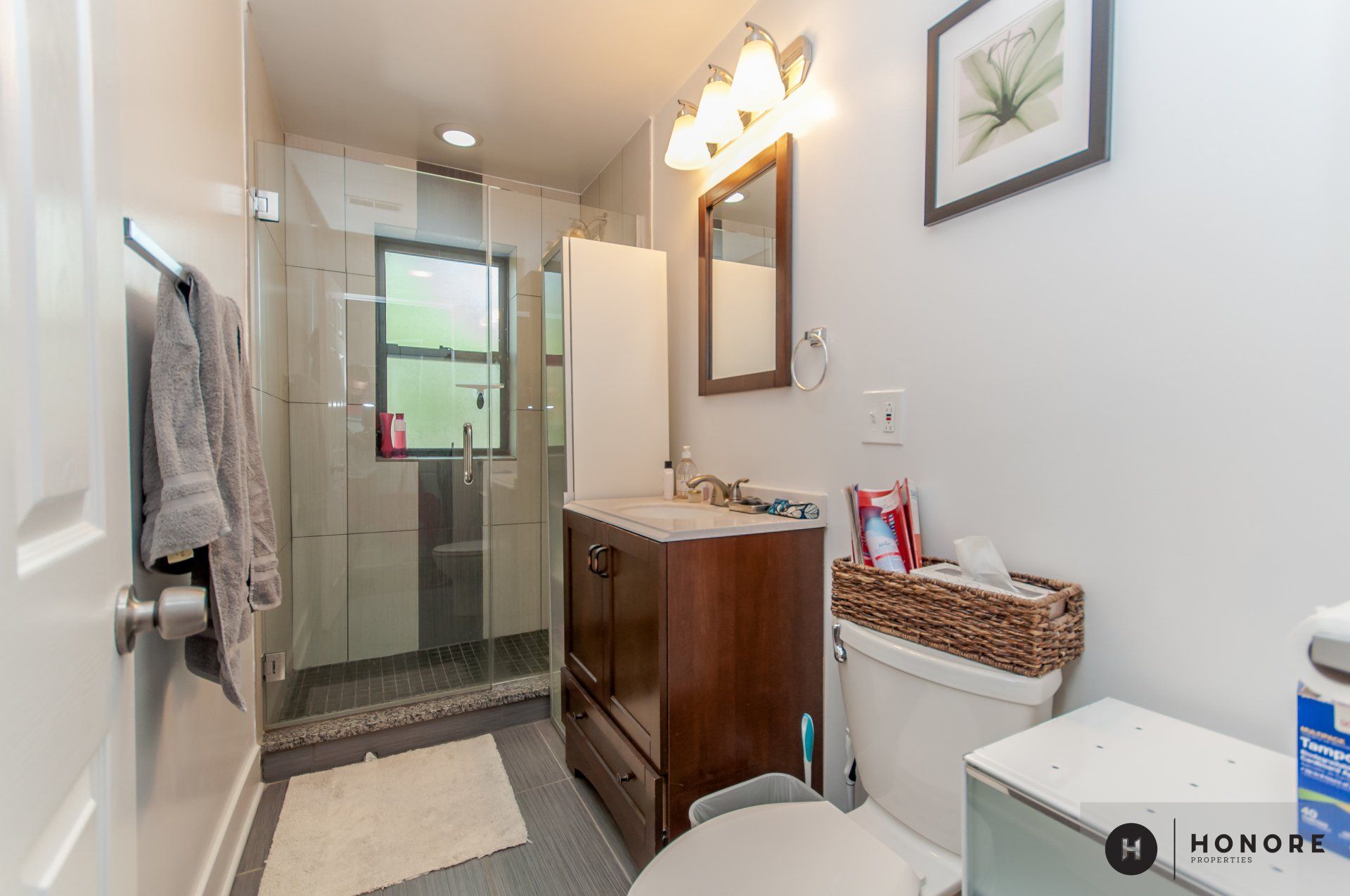 5553-59 N Magnolia bathroom with shower