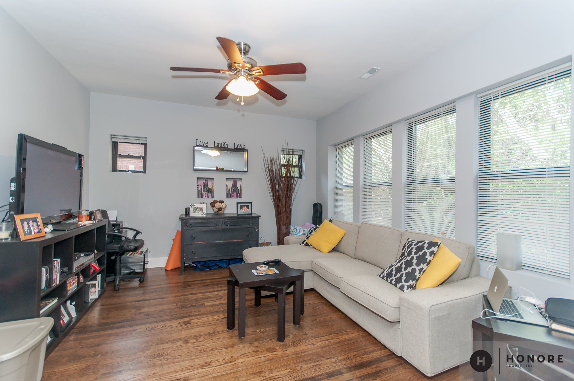 5553-59 N Magnolia couch