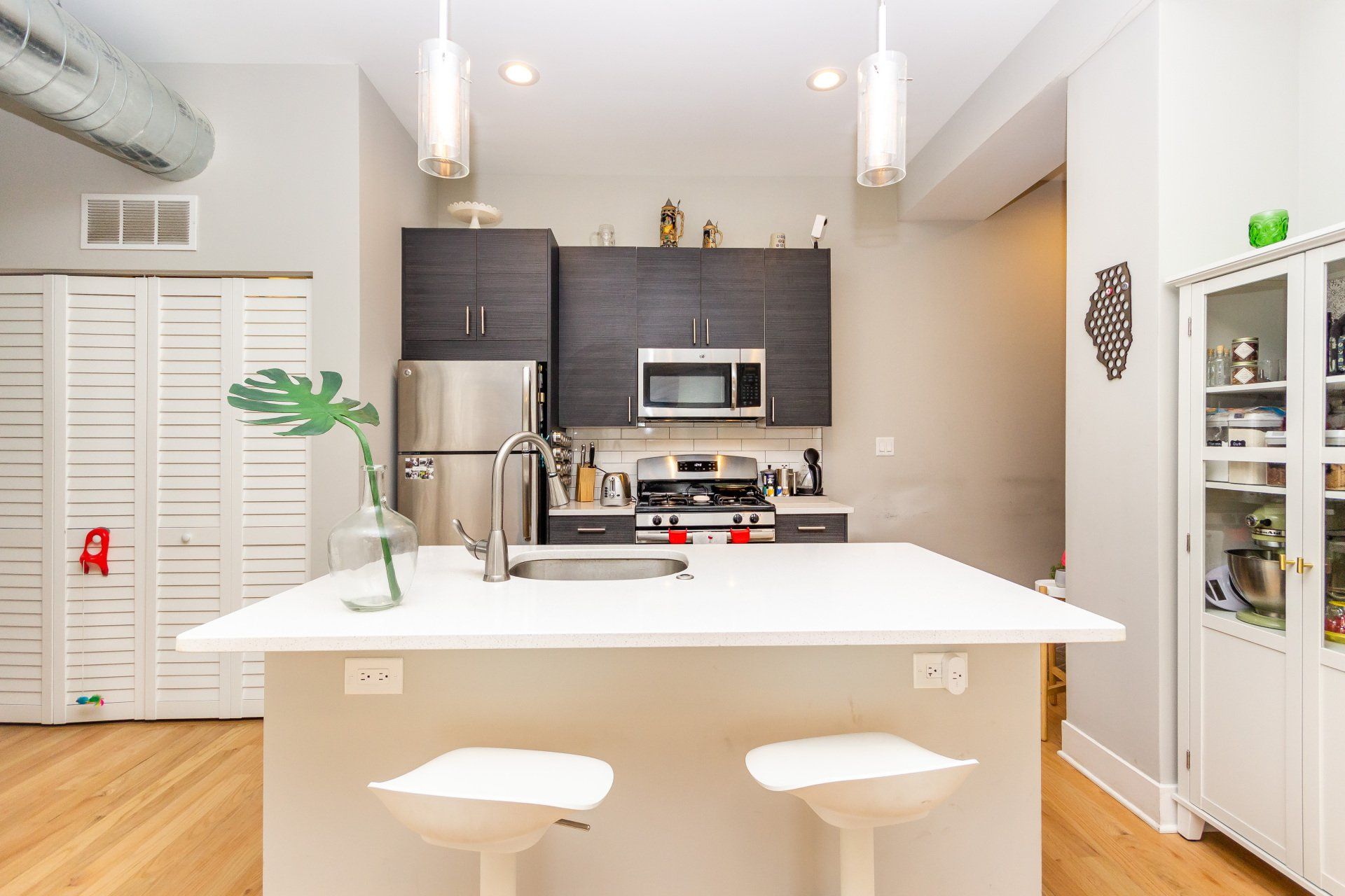 1038 N Ashland Avenue Kitchen Bar Stools