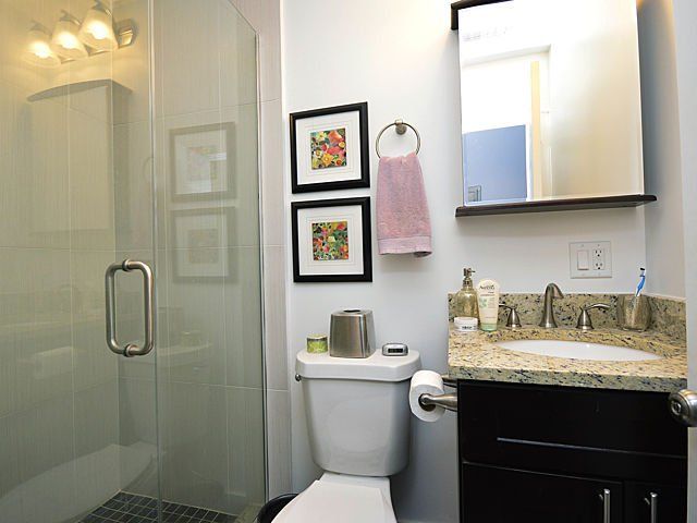 939 N Ashland Avenue Bathroom