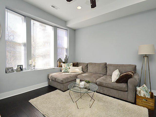 939 N Ashland Avenue Living Room