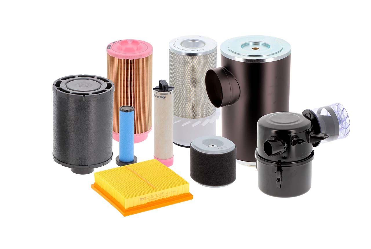 Varios filtros de aire cilíndricos y rectangulares, en color negro, rosa y amarillo, sobre fondo blanco.