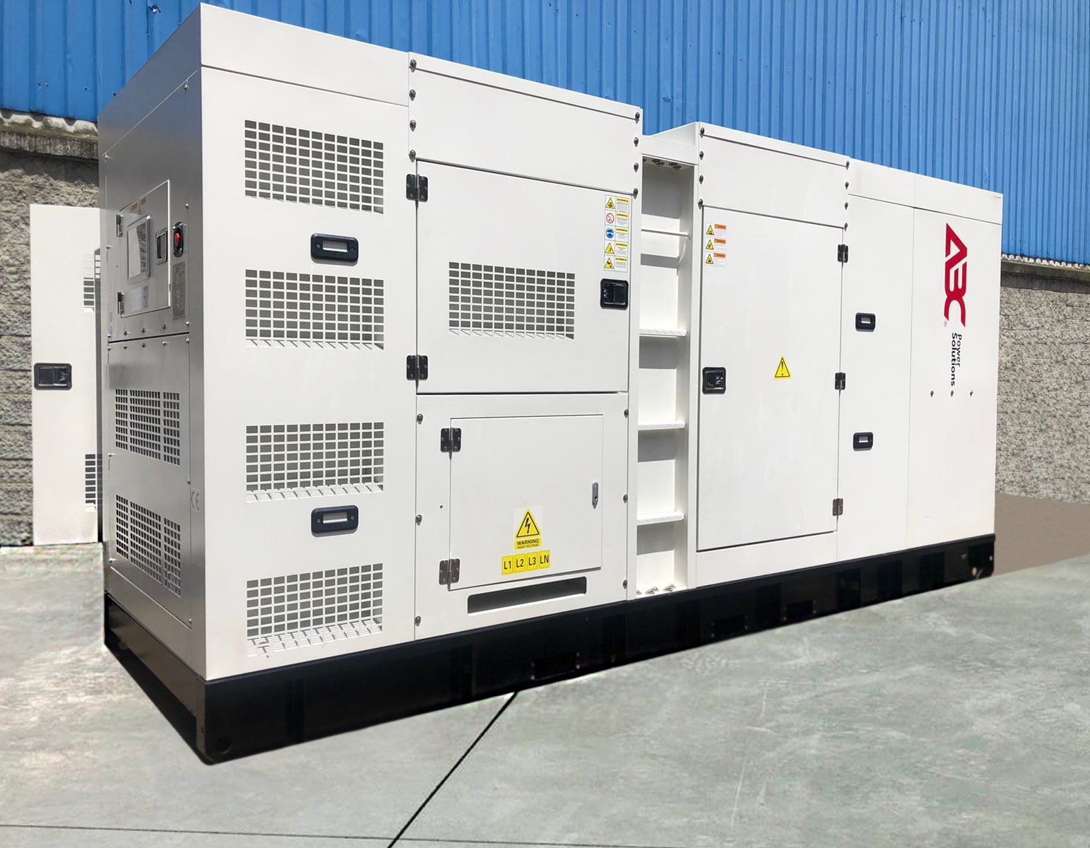 Generador industrial blanco con rejillas de ventilación y paneles de control contra una pared azul.