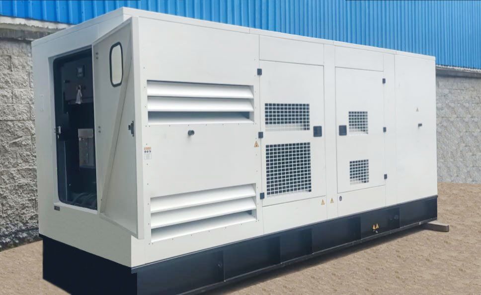 Generador industrial blanco con ventilaciones y panel de control.