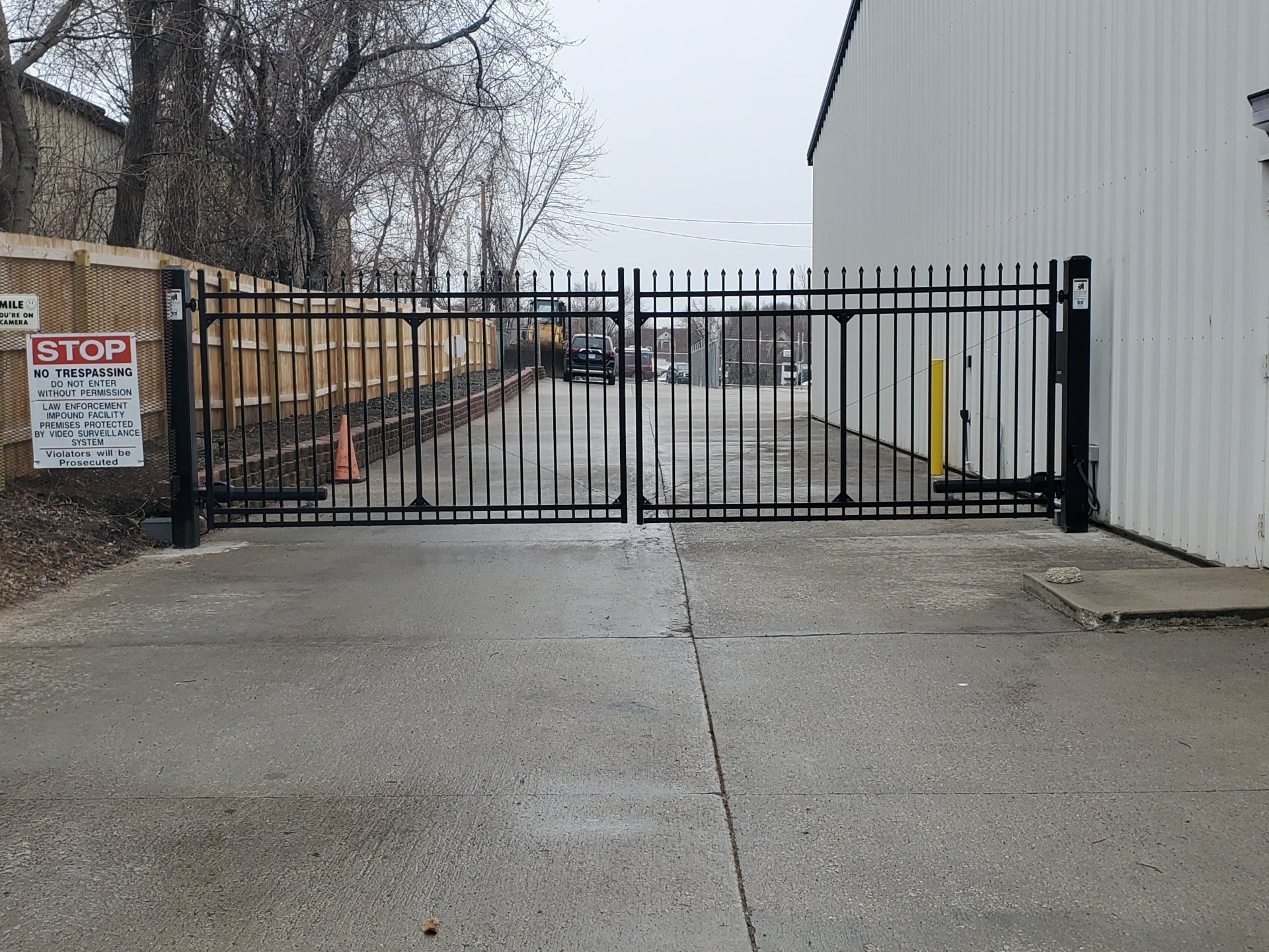 A gate with a sign on it that says no parking