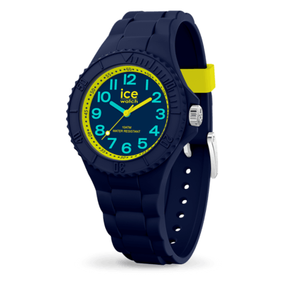 Une montre pour enfant bleu foncé et à côté le même modèle en rose. Elles font partie de la collection Ice-Watch ICE hero.