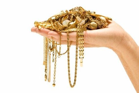 gioielli d'oro su una mano