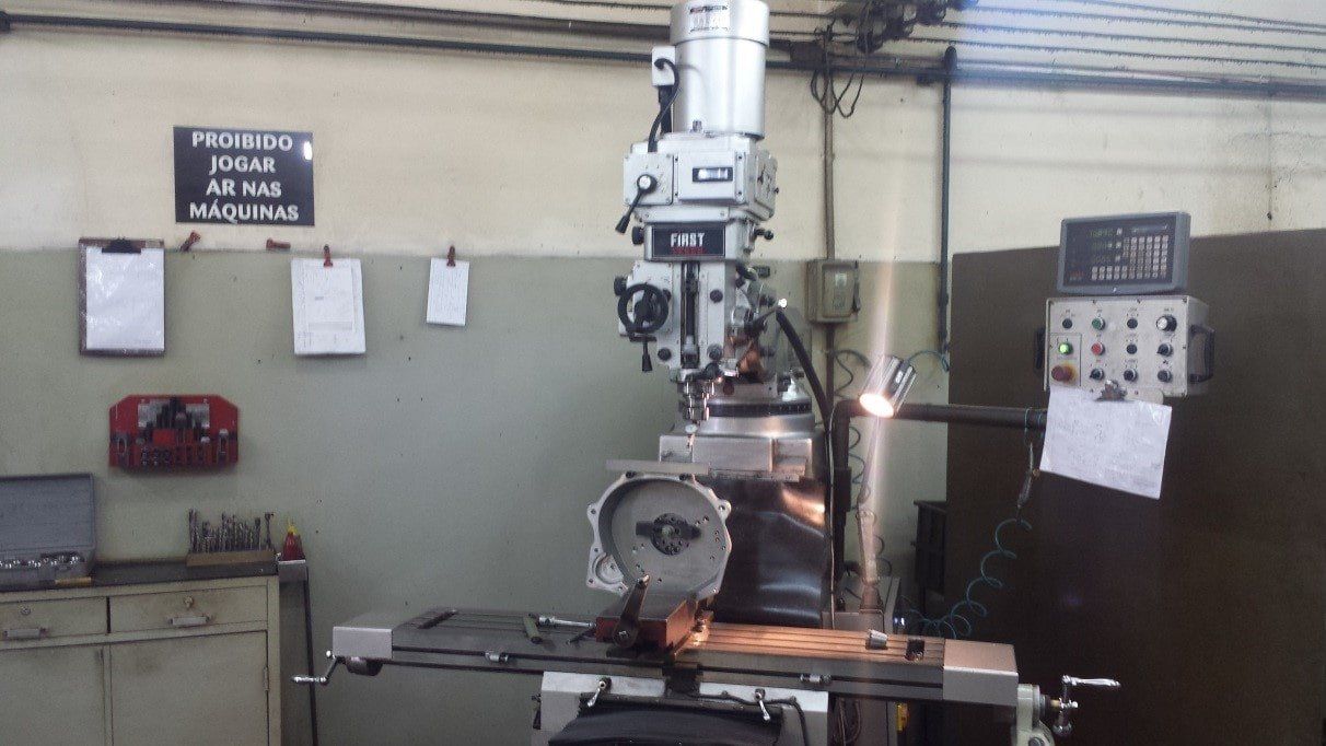 Fresadora Convencional First com Digital e Automático XYZ - Guatifer Usinagem