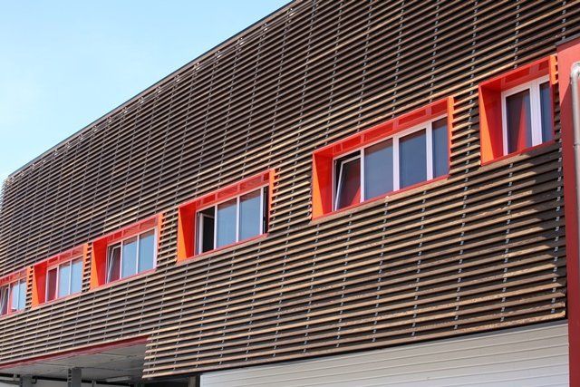 rivestimento in legno per esterni finestre rosse dettaglio finestra