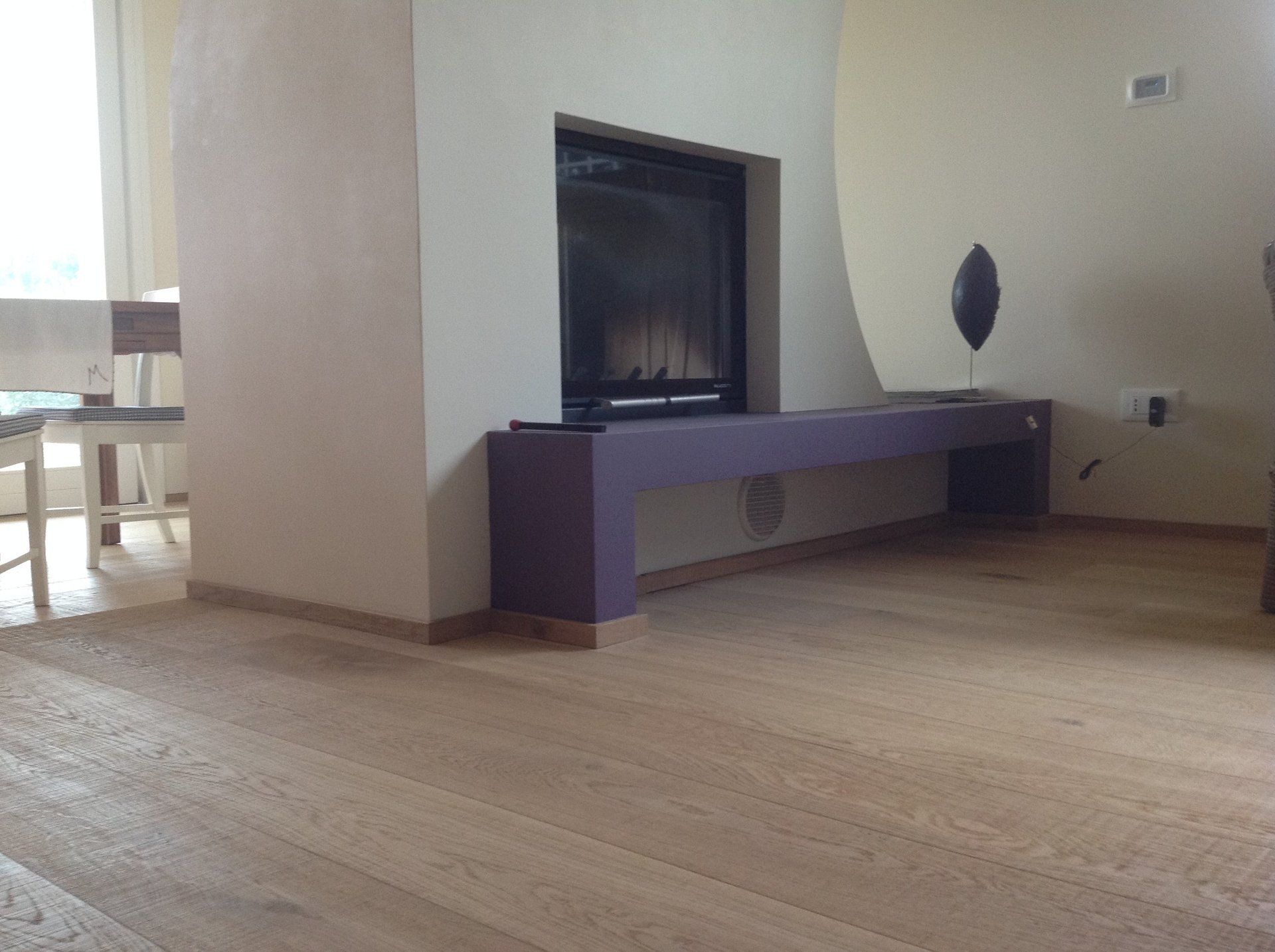 pavimento in legno salone con mensola viola