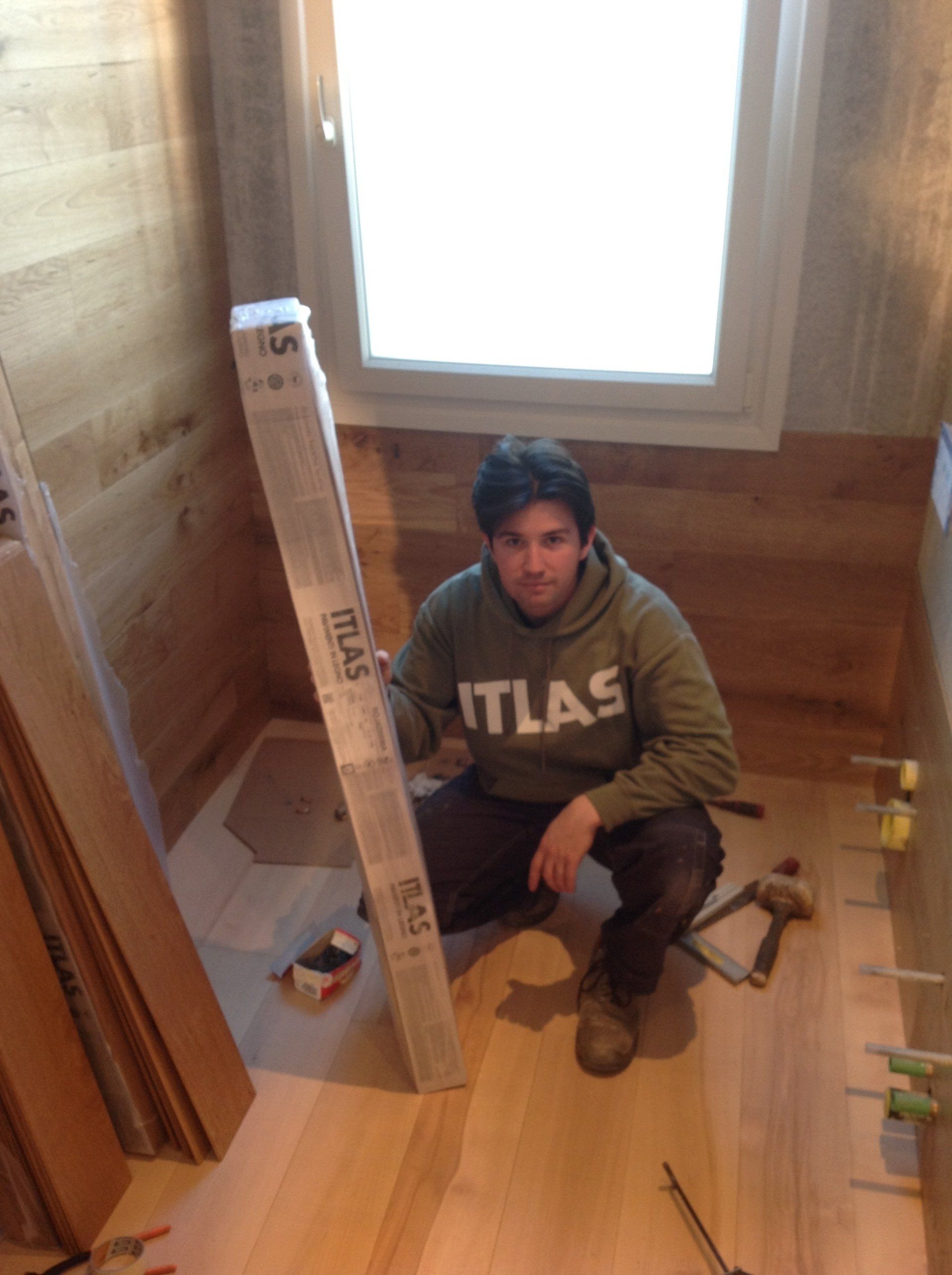 operaio posa rivestimento in legno