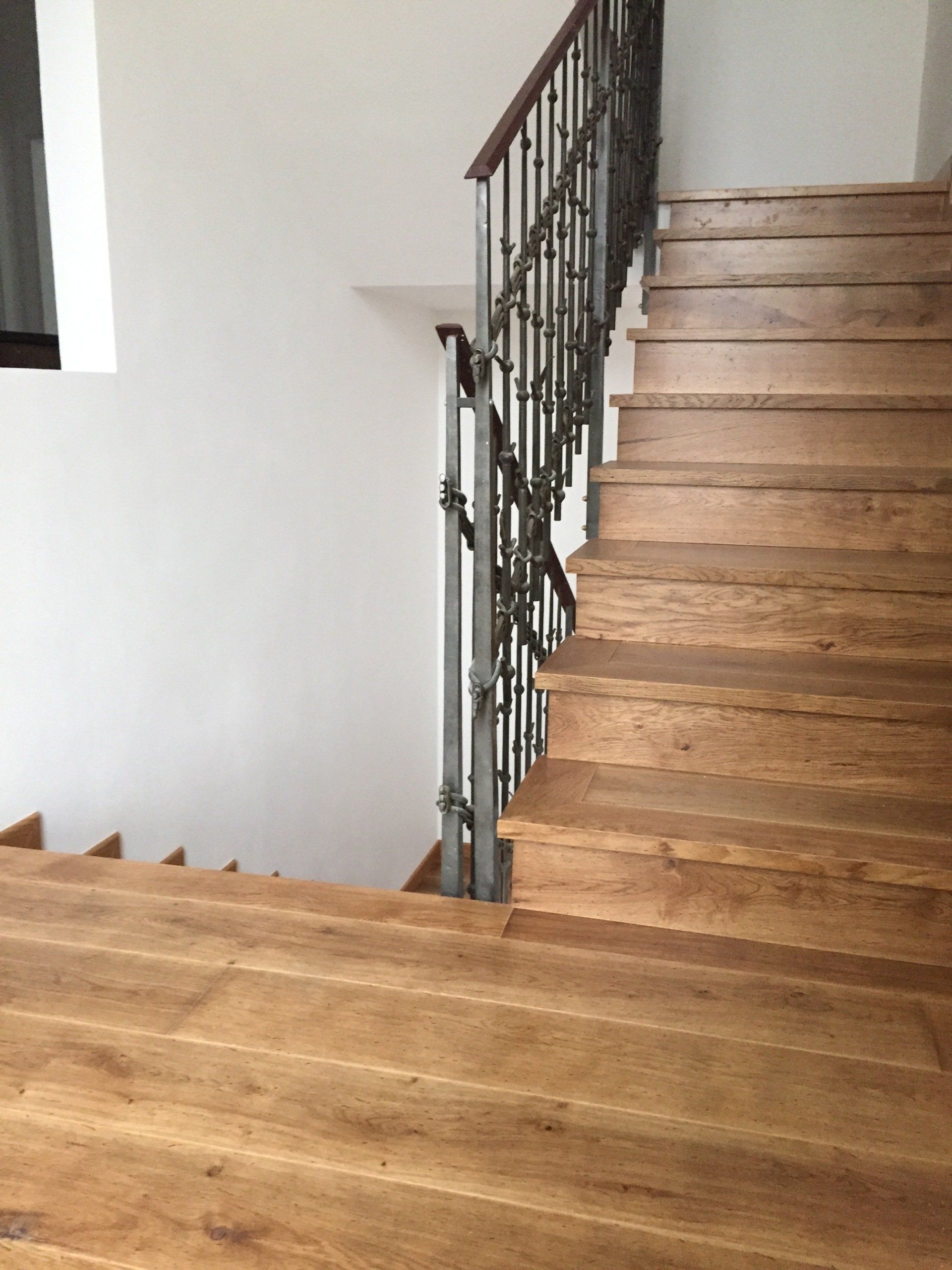 scala in rovere con ringhiera in ferro