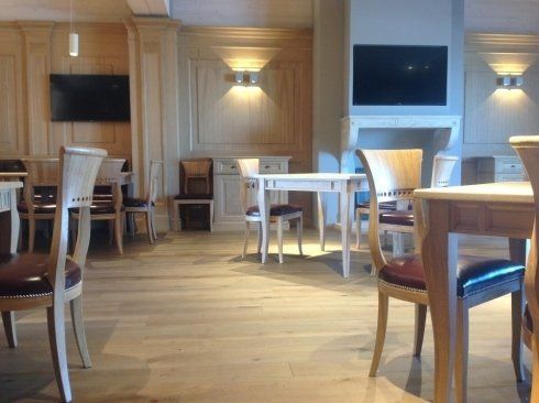 sala da pranzo con pavimento in legno