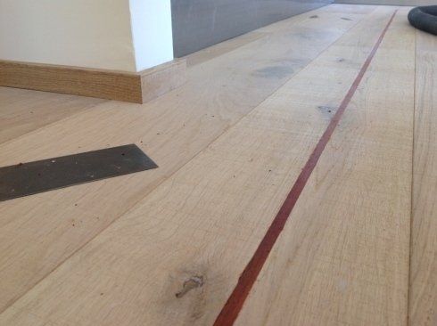 pavimento in legno con linea rossa