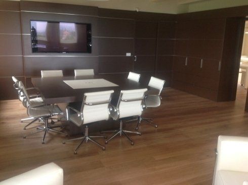 sala riunioni con pavimento in legno