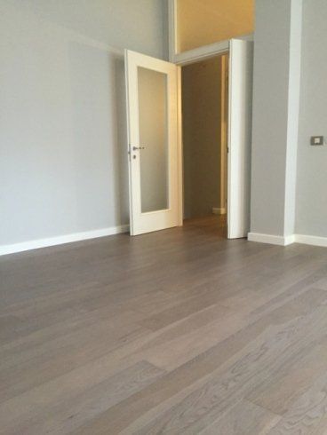 stanza con pavimento in legno