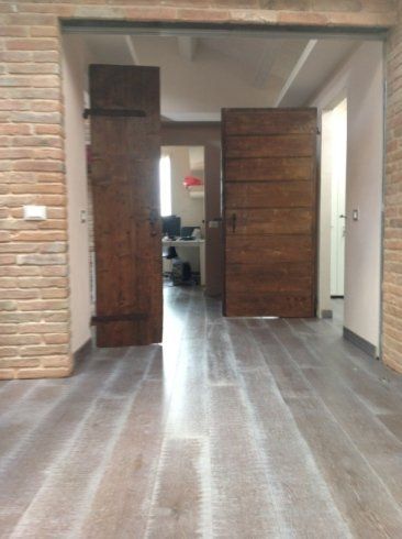 porte in legno antiche con pavimento coordinato