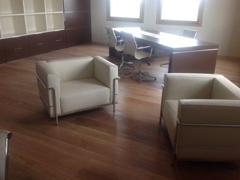 ufficio con pavimento in legno