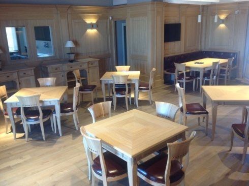 tavoli con sedie su pavimento in legno