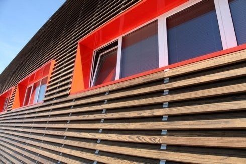 rivestimento in legno per esterni finestre rosse dettaglio