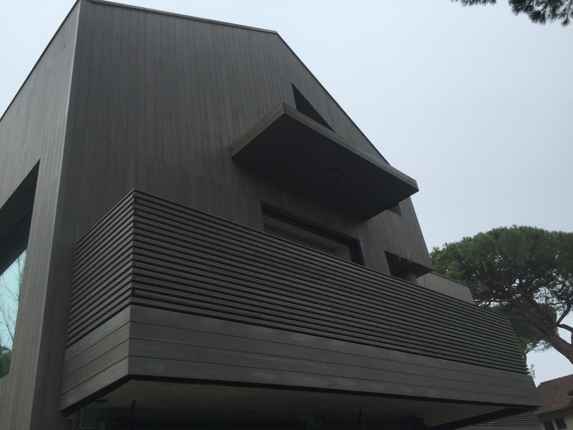 rivestimento in legno scuro per esterno