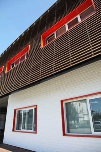 rivestimento in legno per esterni finestre rosse