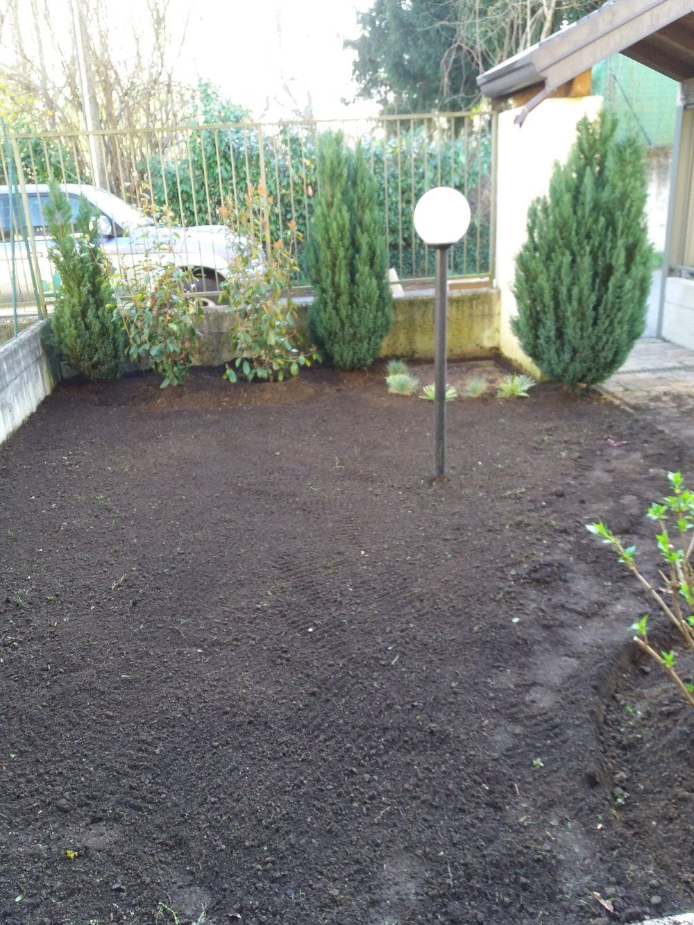 preparazione del terreno per la costruzione del manto erboso