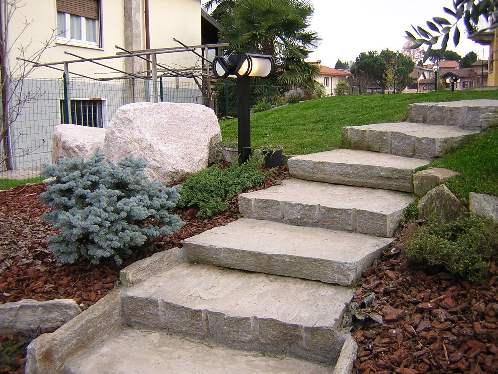 giardino con scale in pietra