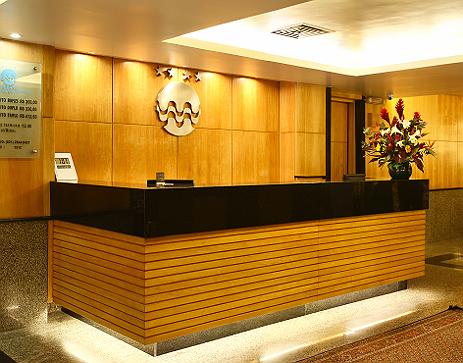 Um balcão de recepção com uma placa acima que diz 'sdps'