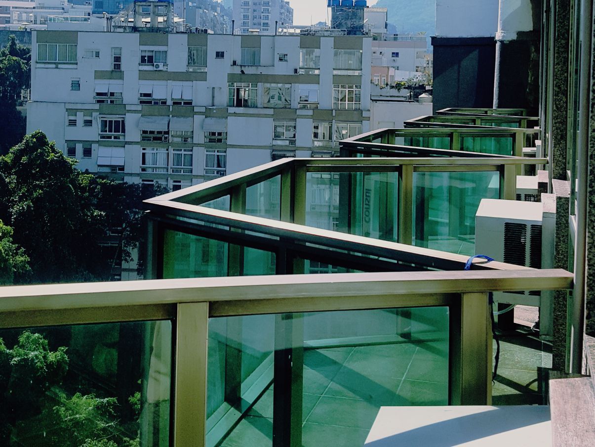 Uma varanda com vista para uma cidade e árvores