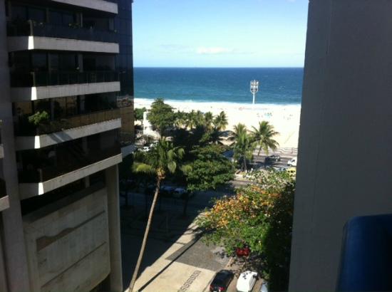 Uma vista do oceano da varanda de um prédio