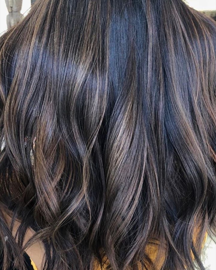 Riflessi blu su castano