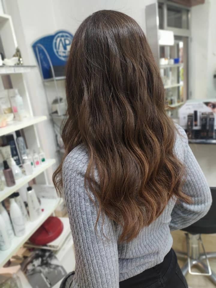 Capelli castani mossi