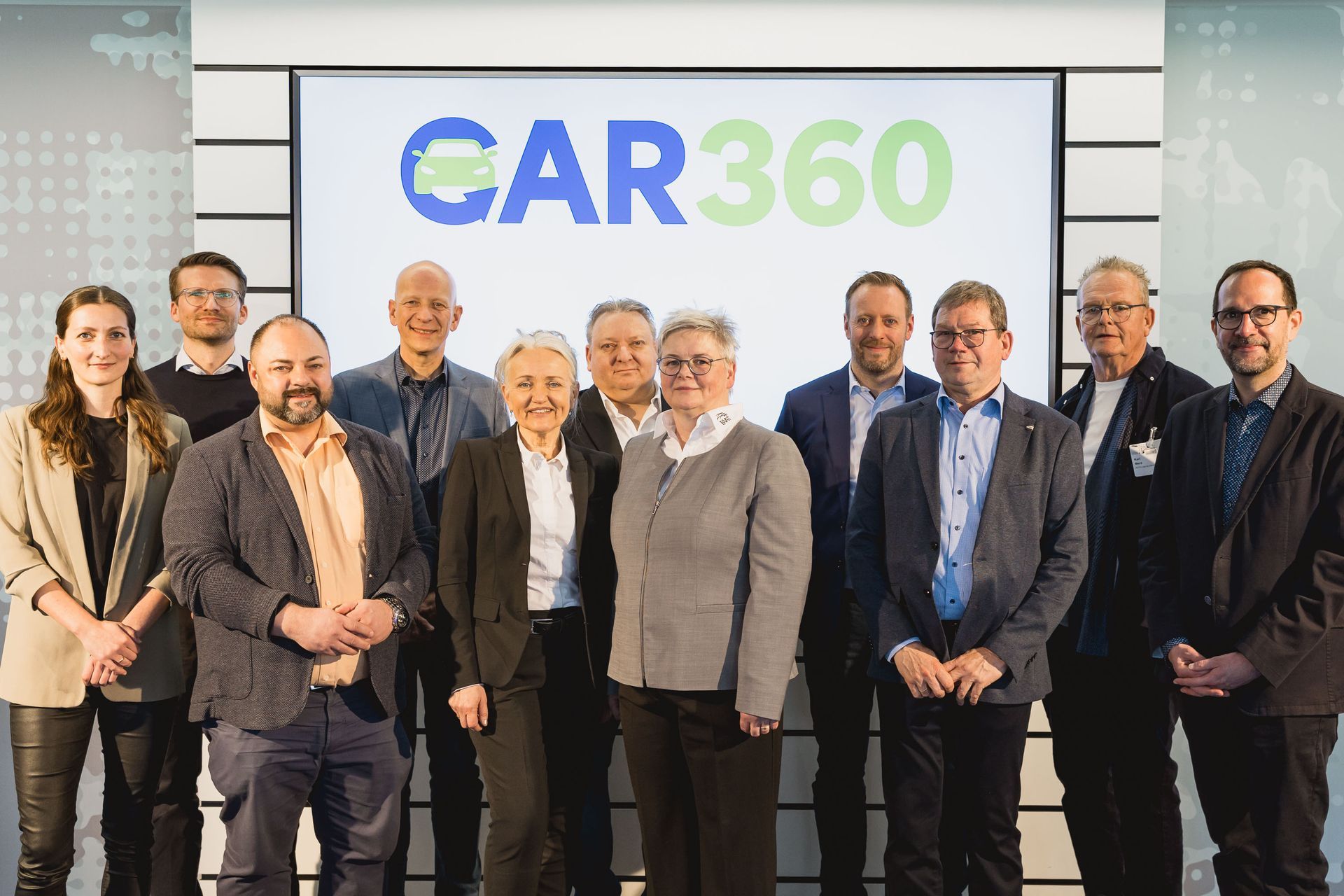 Gruppenfoto Veranstalter CAR360,
v. l.: Eva Amon (VES), Steffen Petersson (VES), Gordon Kahler (BVA), Oliver Siegler, Sabine Jost-Schmitt (BVA), Thomas Klein (BVA), Bettina Schön (BVAT), Lars Rottmann (BVAT), Edgar Jungblut (BVAT), Karl Merz (BVAT) , Wolfgang Thiel (VES).
Foto: Stefan Bausewein 