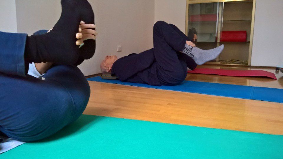 Ginnastica a gambe raccolte