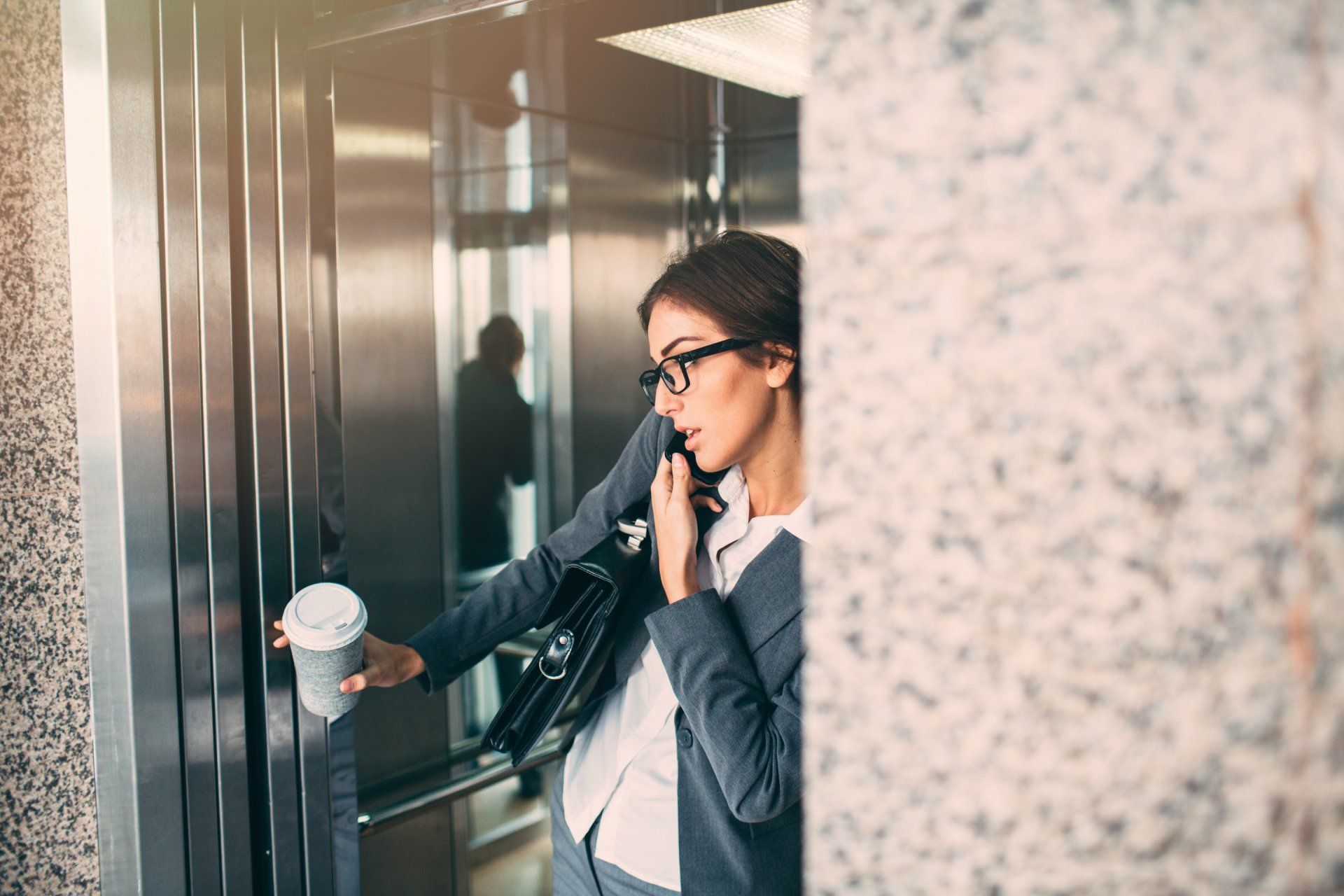 Bambino che preme il bottone di un pulsante