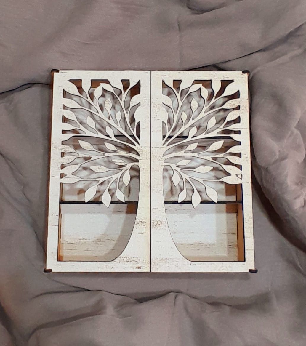 Una caja de madera con un árbol cortado de ella.