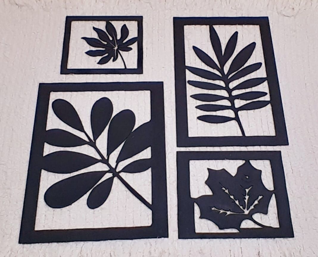 Cuatro cuadrados con hojas recortadas.