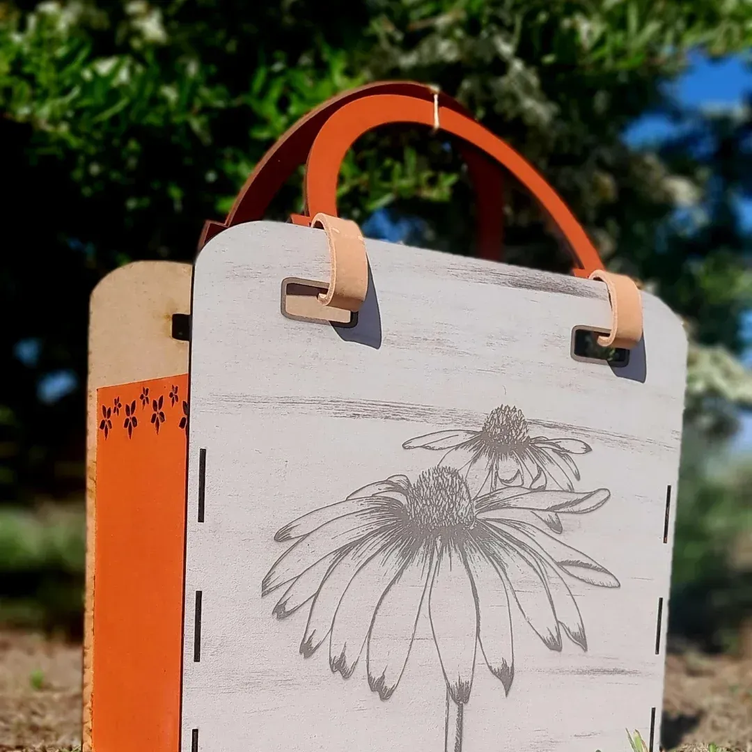 Una caja de madera con un árbol cortado de ella.