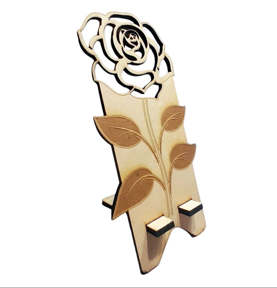 Un candelabro negro con un gato y una mariposa.